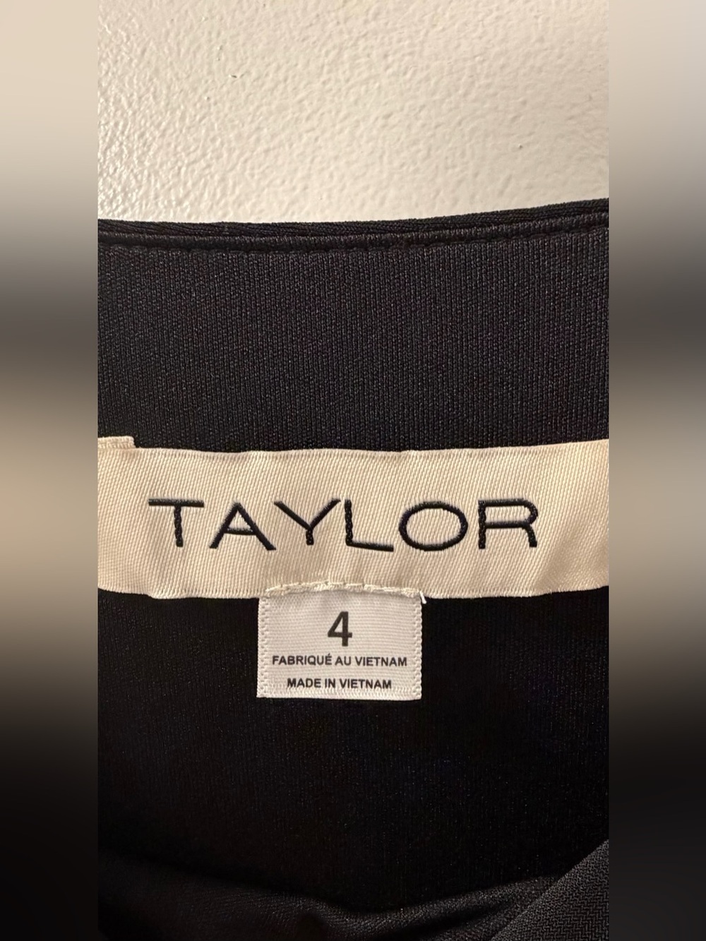 NWT Taylor Black Ruched Gold Ring Long-Sleeve Dress Size 4 - Picture 5 of 10